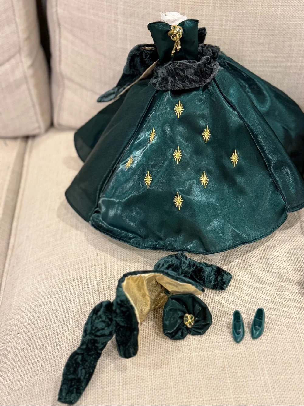 1998 Vintage The Brass Key “Gallery of the Gowns” complete set + accessories